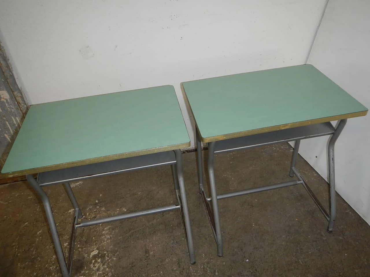 Banco da scuola in metallo grigio e formica verde, anni '70 9