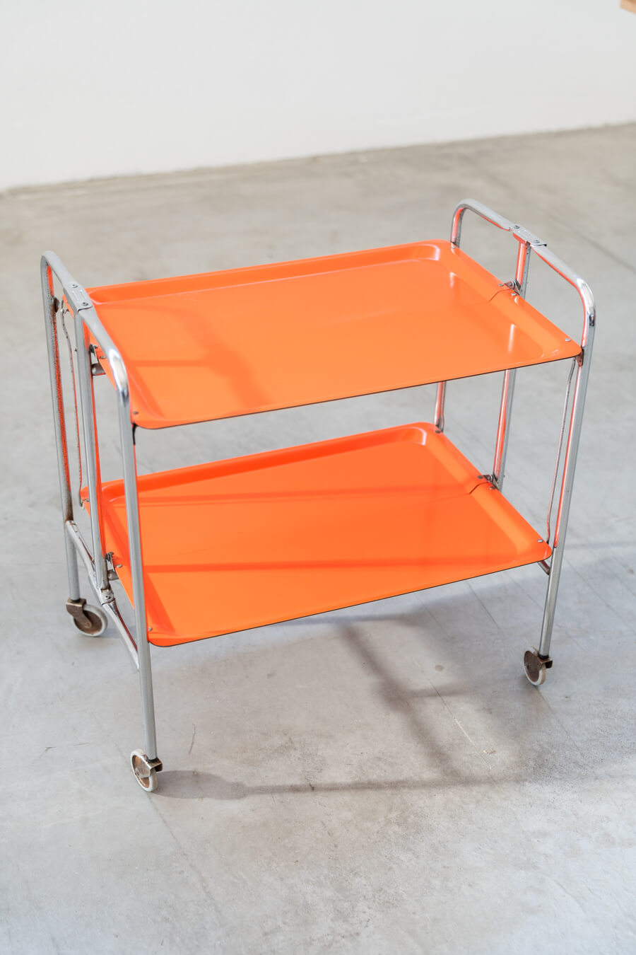 Carrello pieghevole arancione in plastica e metallo, anni '70