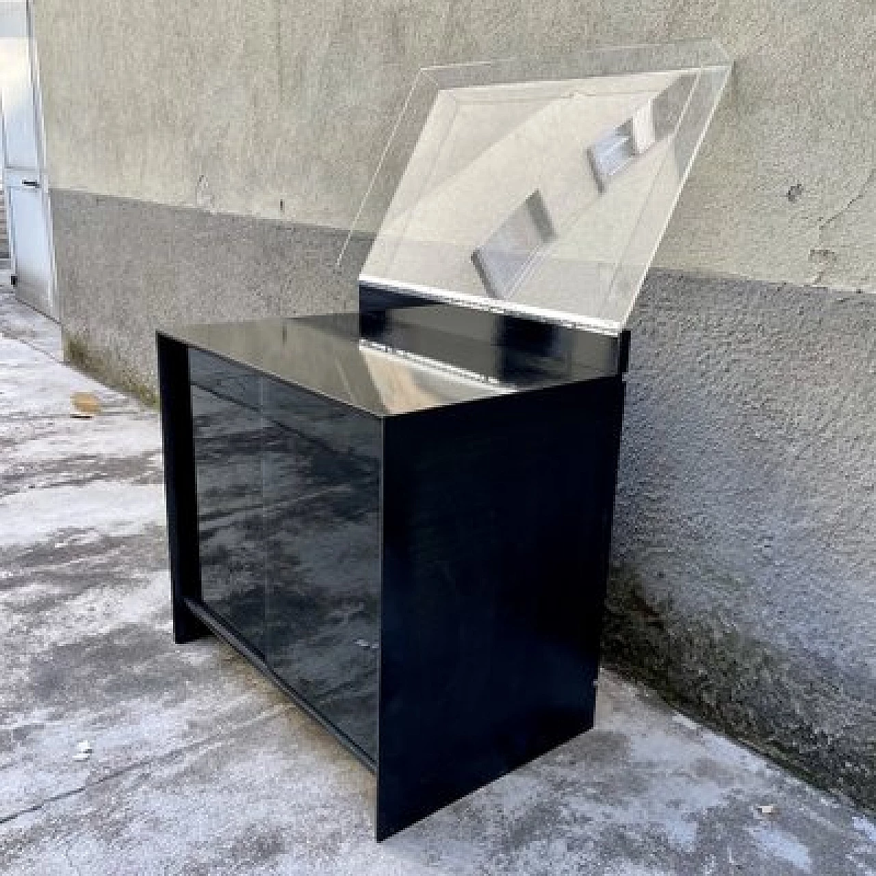 Vetrina in legno laccato nero con piano apribile in plexiglass, anni '70 12