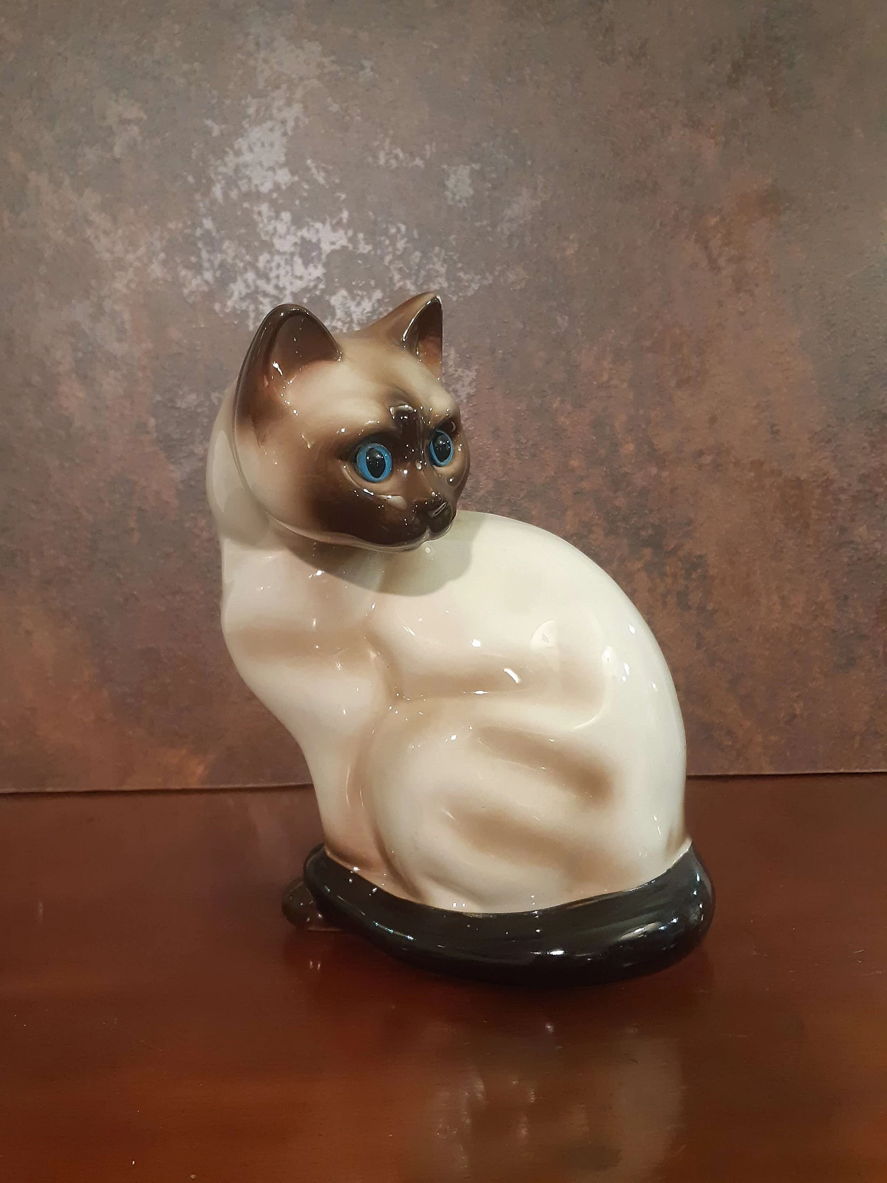 English porcelain sculpture of Siamese cat 1