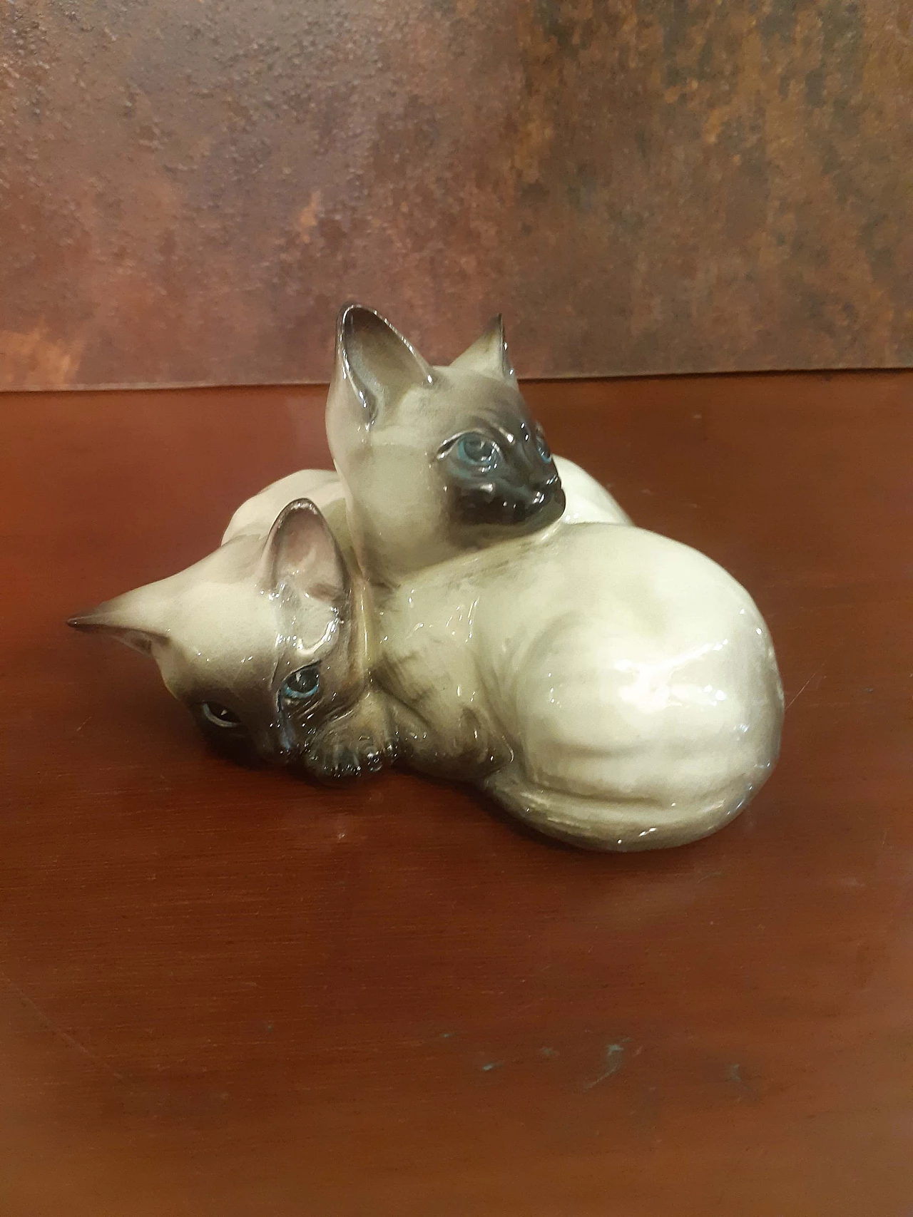 Porcelain sculpture of two Siamese kittens by Beswick 1