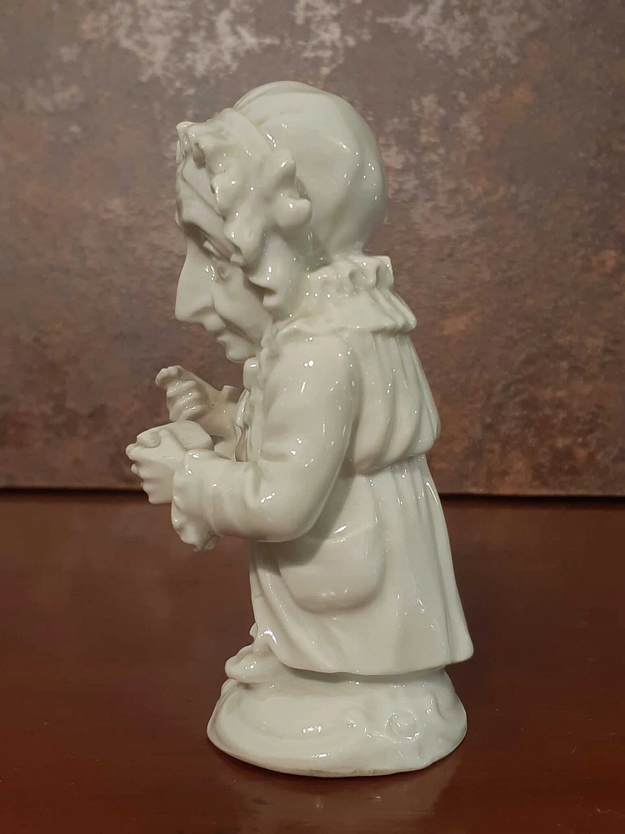 Capodimonte porcelain Caramogio old woman sculpture, early 20th century 3