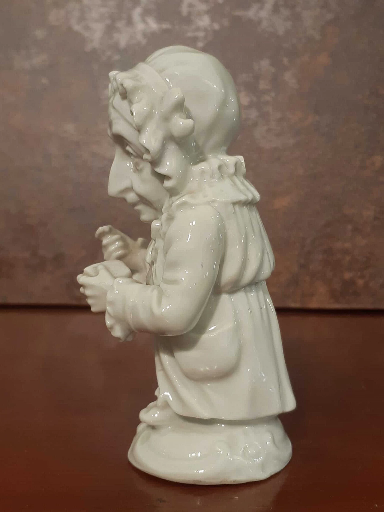 Capodimonte porcelain Caramogio old woman sculpture, early 20th century 4