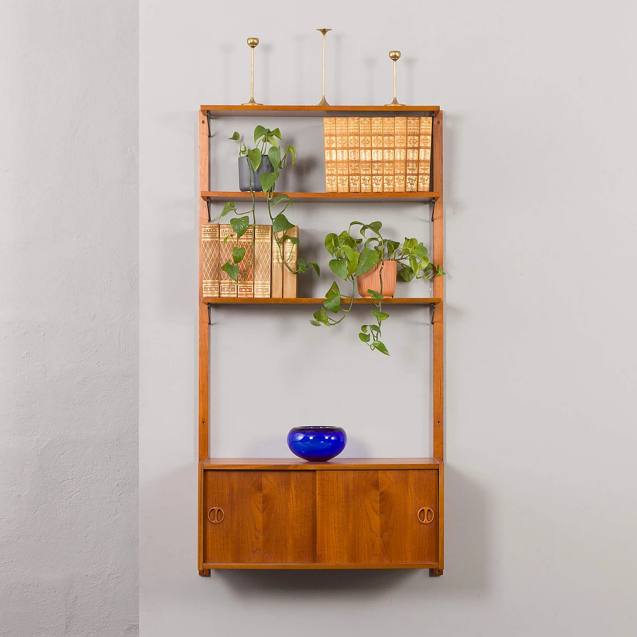 Teak hanging bookcase in the style of Cadovius and Sorensen, 1960s 1