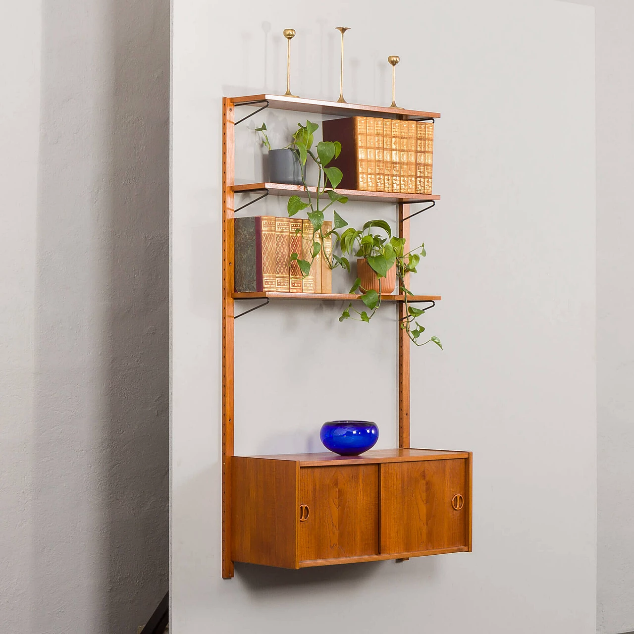 Teak hanging bookcase in the style of Cadovius and Sorensen, 1960s 2