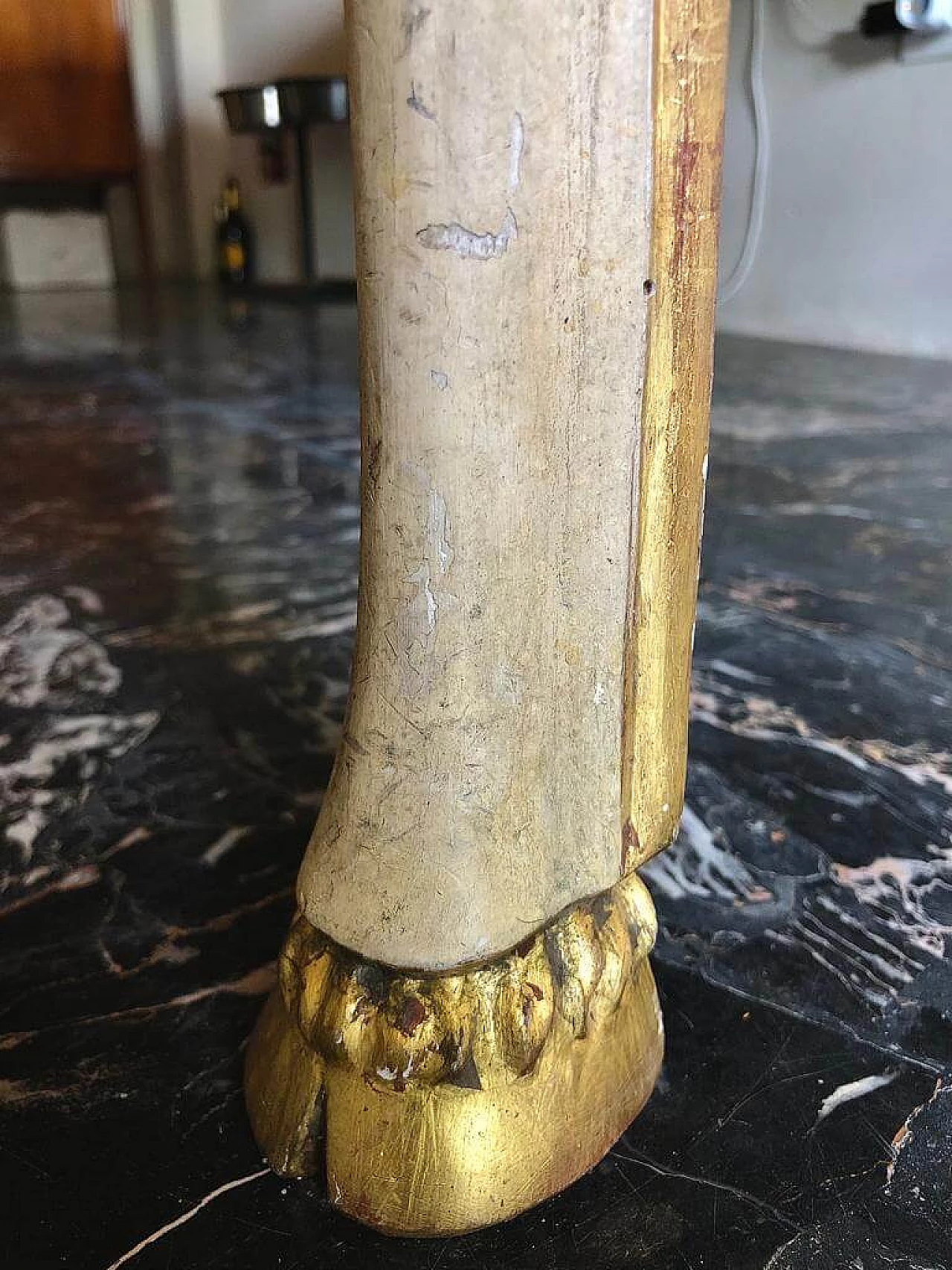 Tavolo in alabastro e legno laccato bianco e oro, anni '50 10