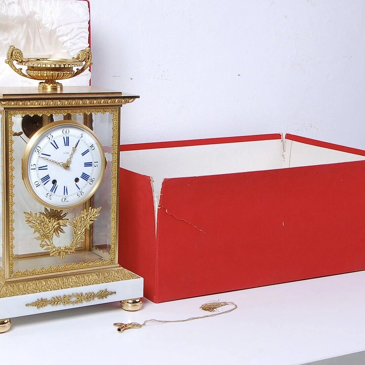 Carrara marble and gilded bronze Empire-style table clock, 1950s 12