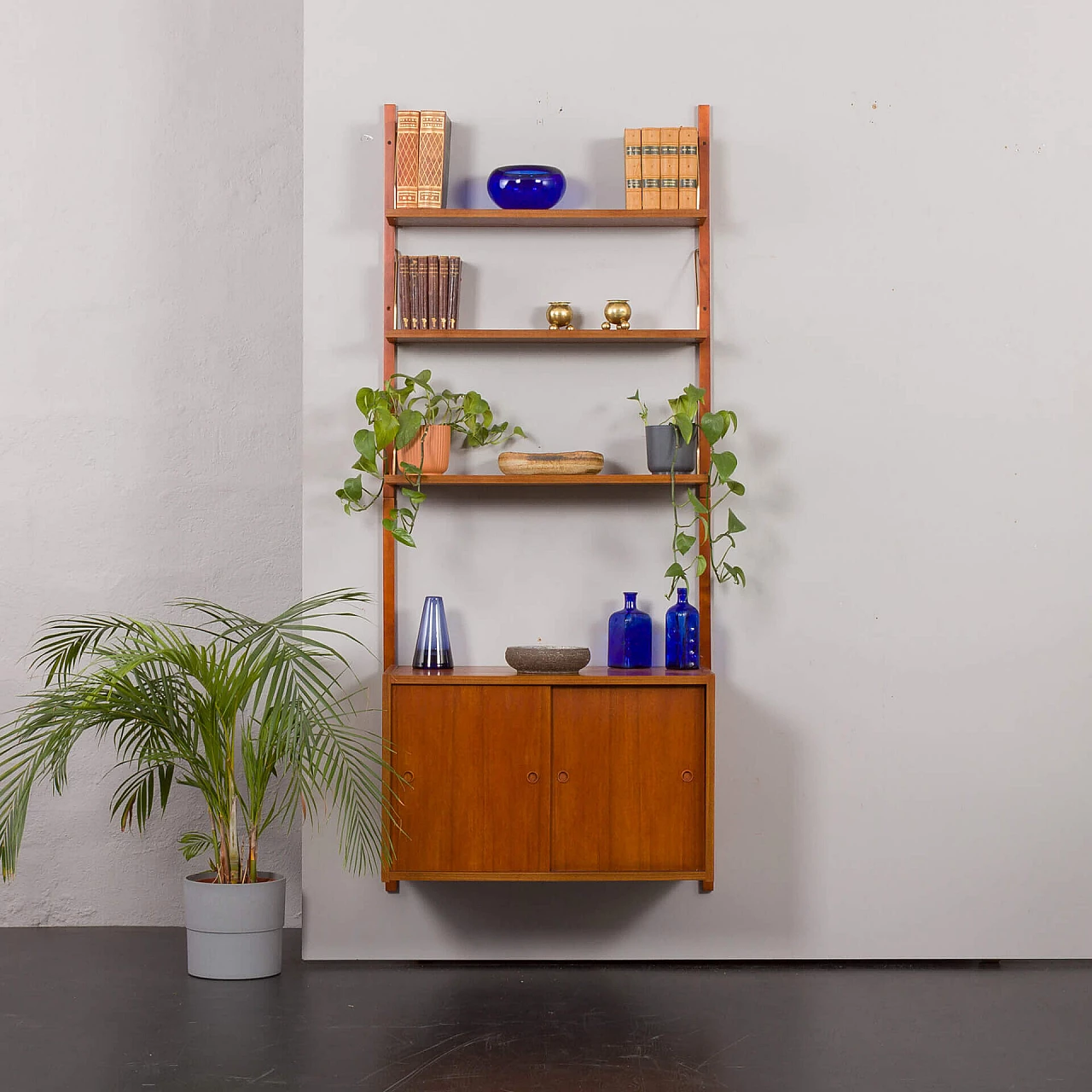 Libreria in teak con mobile ad ante scorrevoli nello stile di Poul Cadovius, anni '60 1