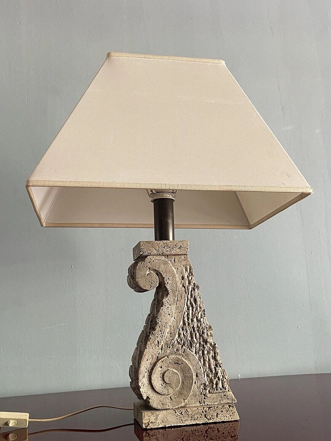 Lampada da tavolo in travertino e ottone, anni '70 1