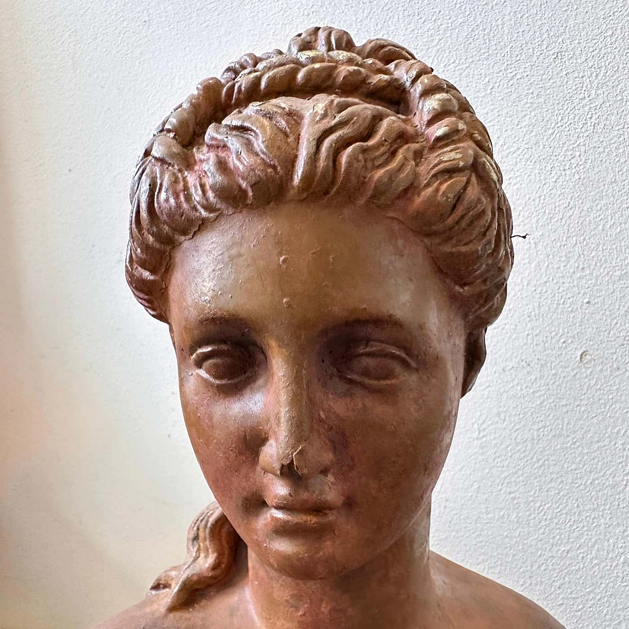 Metal bust of a woman in Neoclassical style with red patina, early 20th century 7