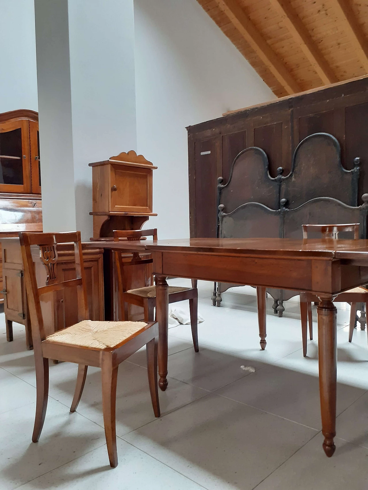 Directoire walnut extendable table with drawer, early 19th century 1