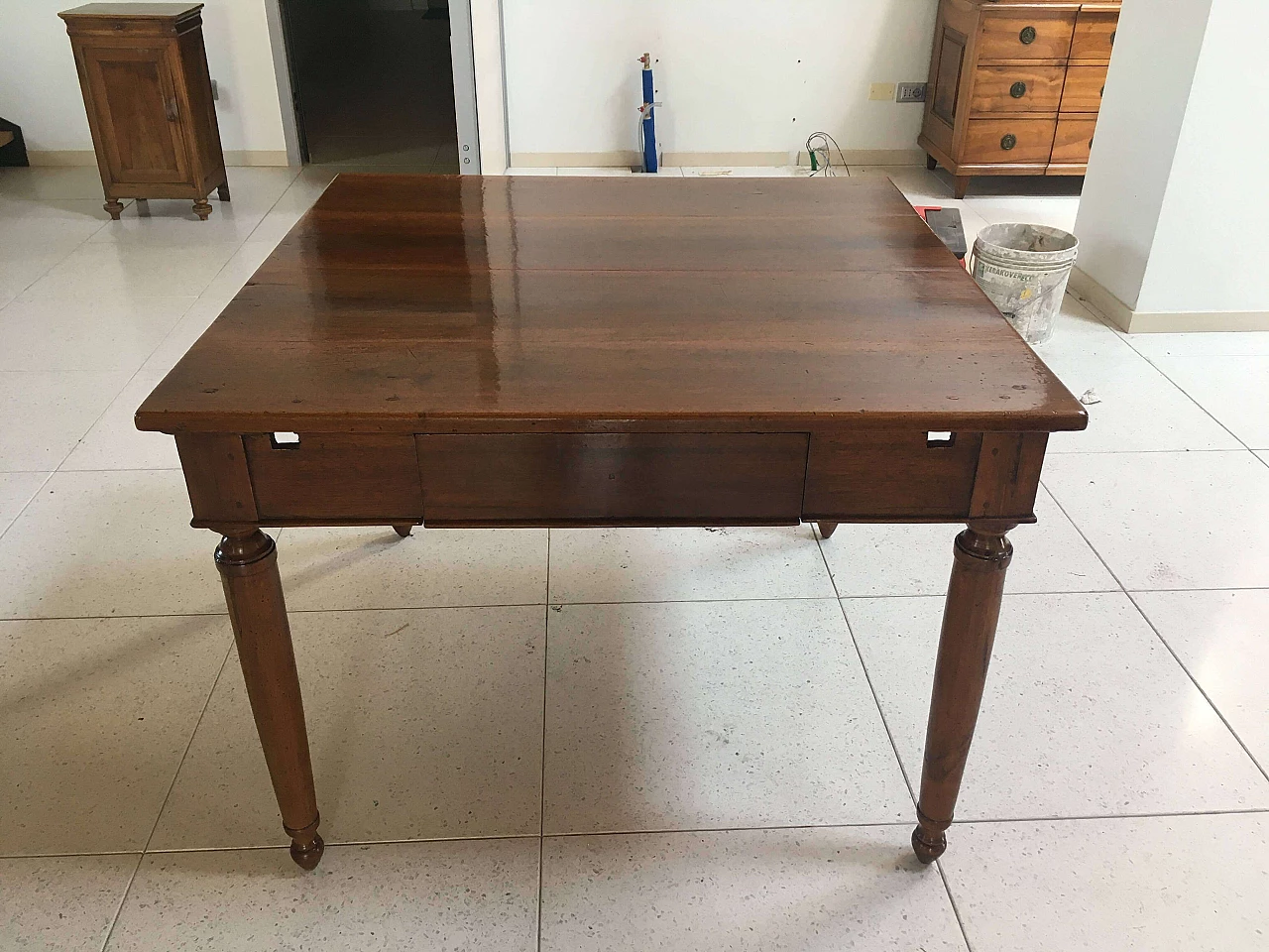 Directoire walnut extendable table with drawer, early 19th century 3