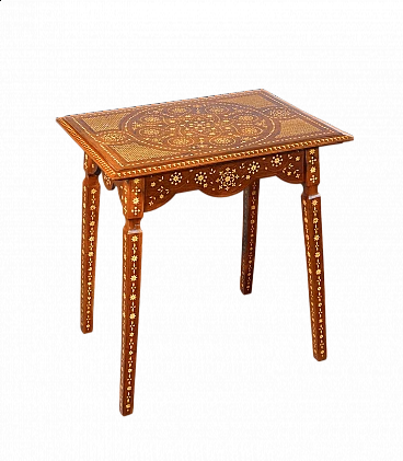 Tavolino in legno intarsiato alla certosina nello stile di Adriano Brambilla, fine '800