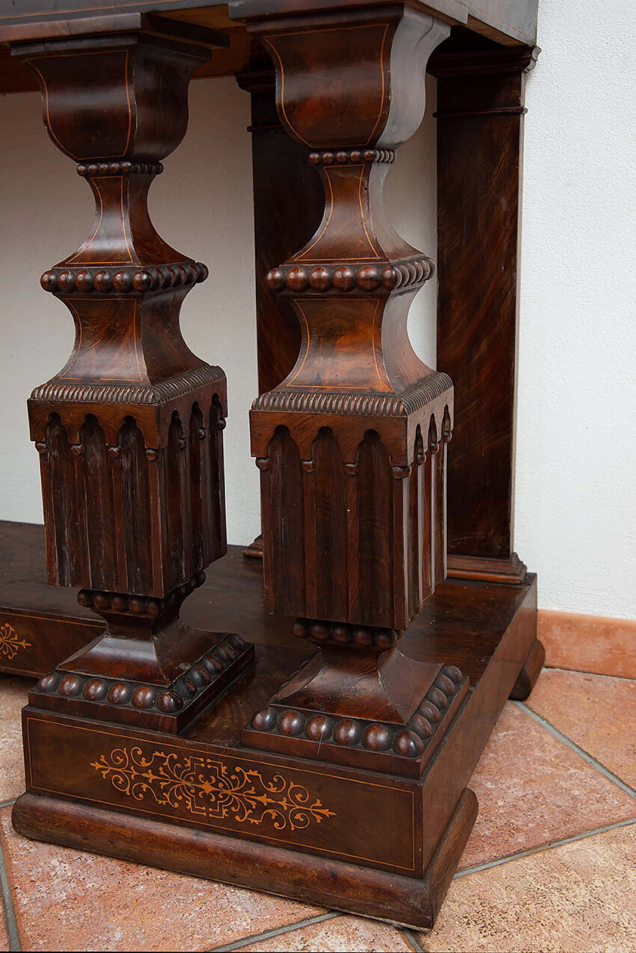 Smith console table in mahogany feather with maple inlay grafts, early 19th century 3