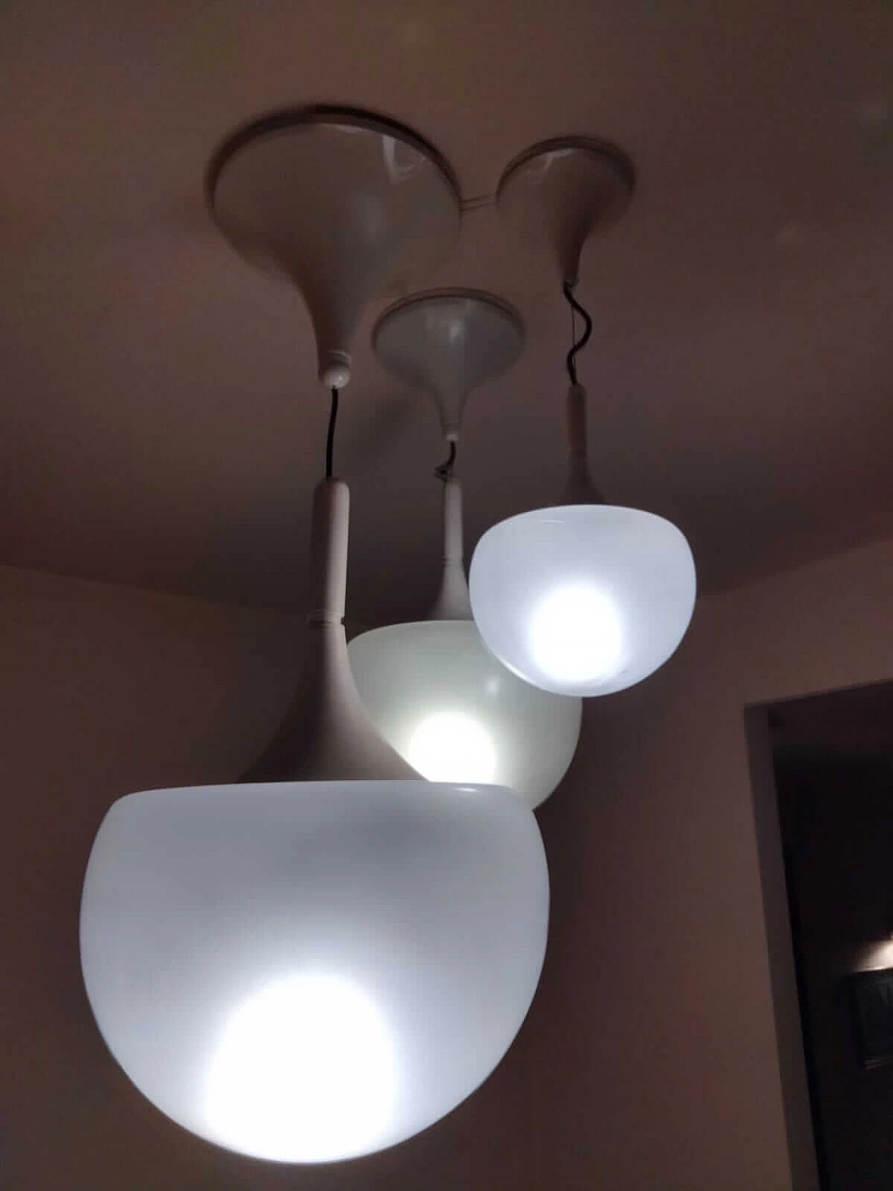 3 Lampadari in metallo verniciato e vetro di Elio Martinelli per Martinelli Luce, anni '60 1