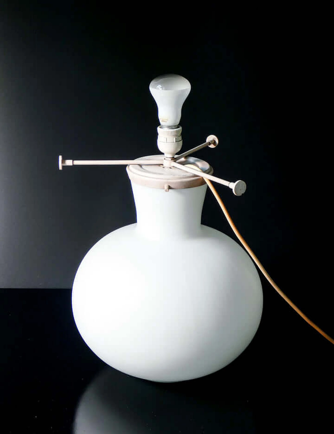 Lampada da tavolo in vetro opalino di Fontana Arte, anni '60 7