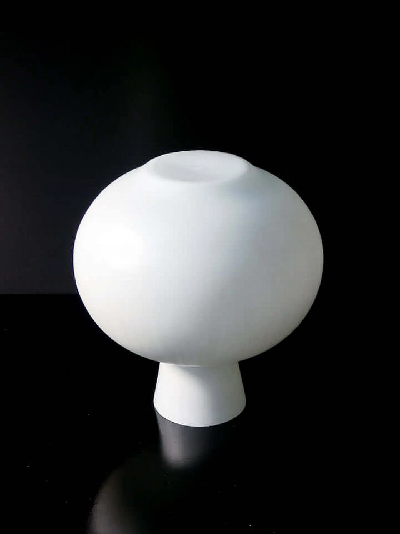 Lampada da tavolo in vetro opalino di Fontana Arte, anni '60 9