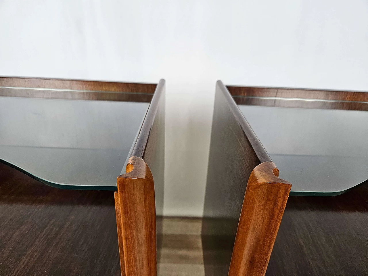 Pair of walnut and maple bedside tables with glass shelf, 1950s 10