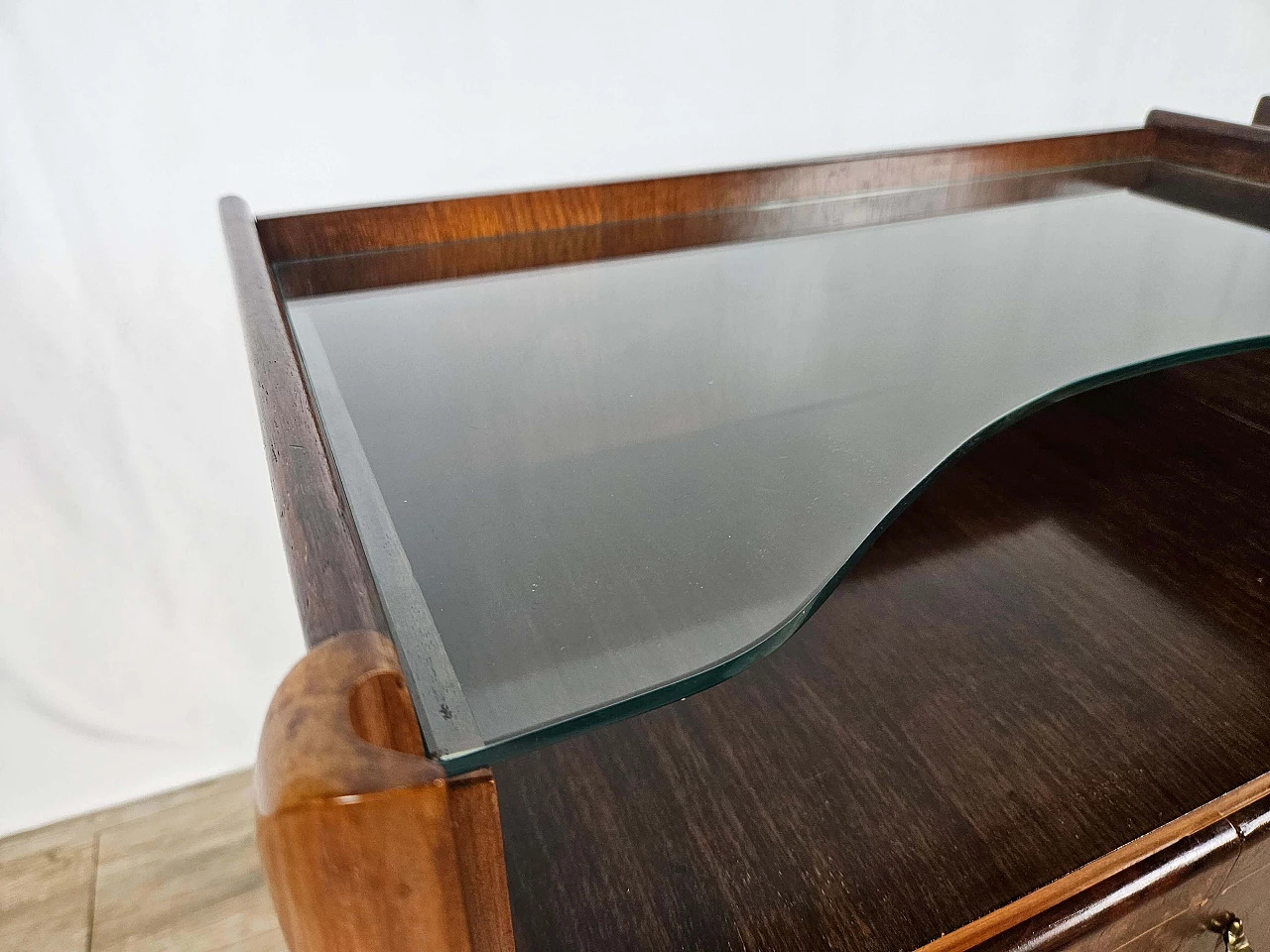 Pair of walnut and maple bedside tables with glass shelf, 1950s 13