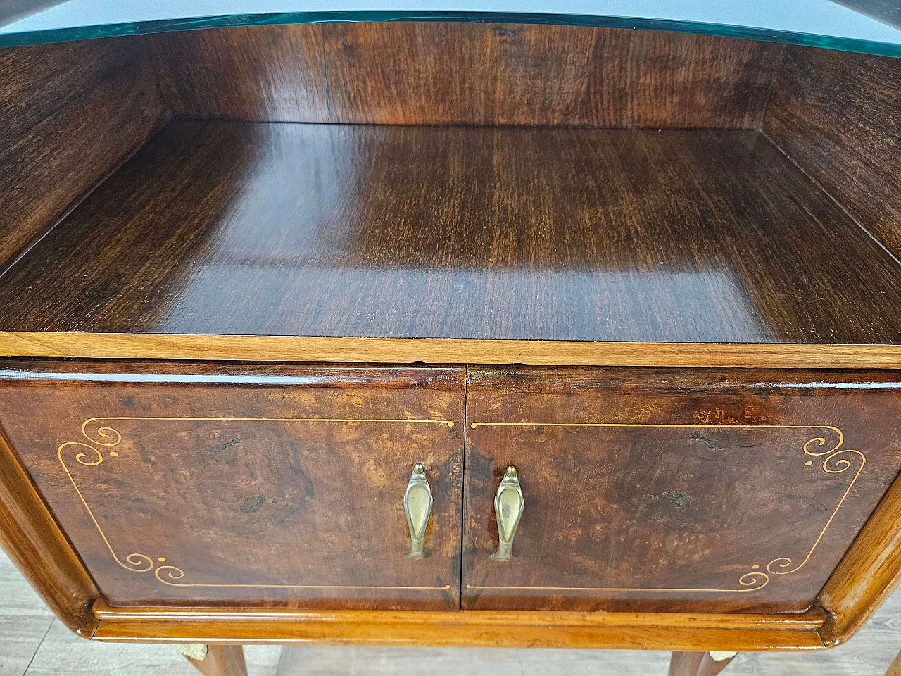 Pair of walnut and maple bedside tables with glass shelf, 1950s 19