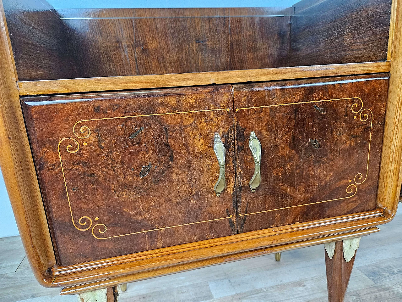 Pair of walnut and maple bedside tables with glass shelf, 1950s 20