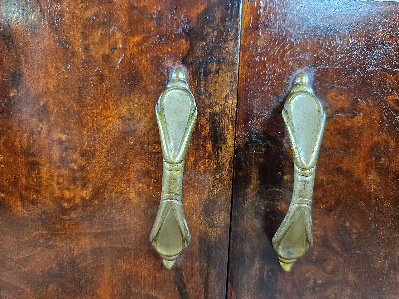 Pair of walnut and maple bedside tables with glass shelf, 1950s 22