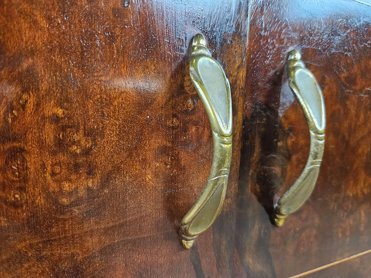 Pair of walnut and maple bedside tables with glass shelf, 1950s 23