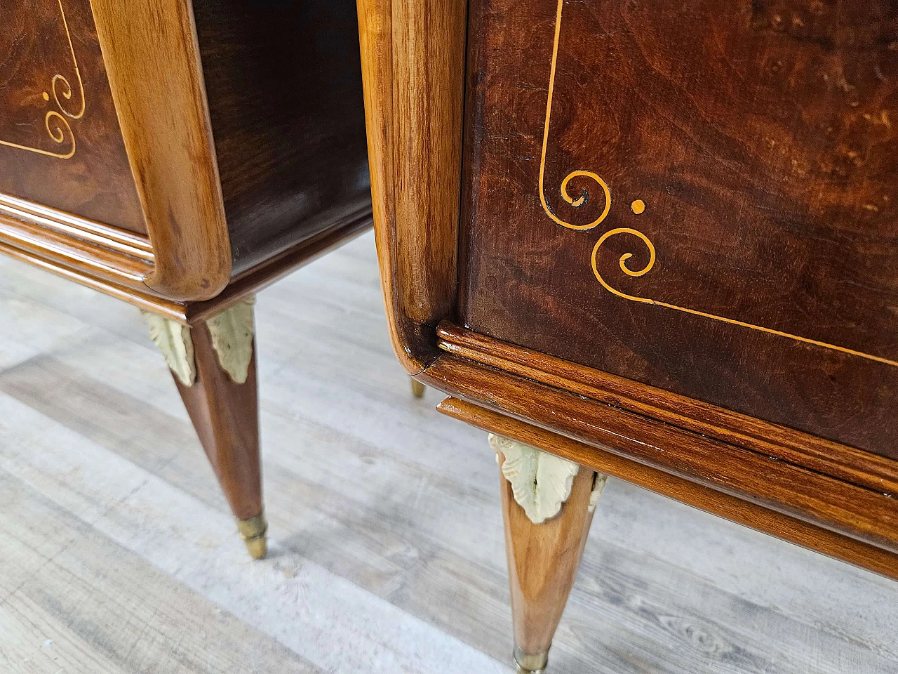 Pair of walnut and maple bedside tables with glass shelf, 1950s 26