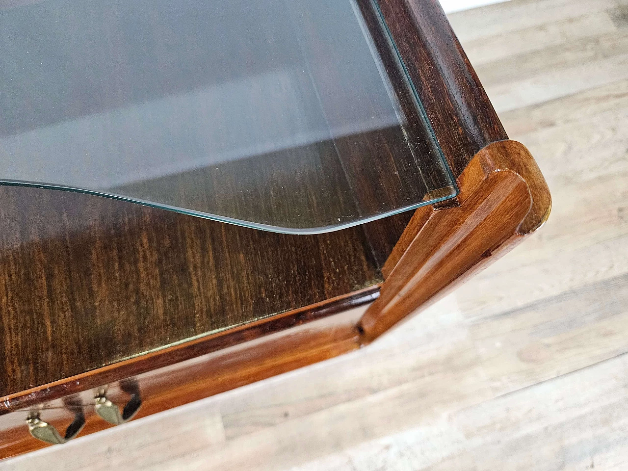 Pair of walnut and maple bedside tables with glass shelf, 1950s 28