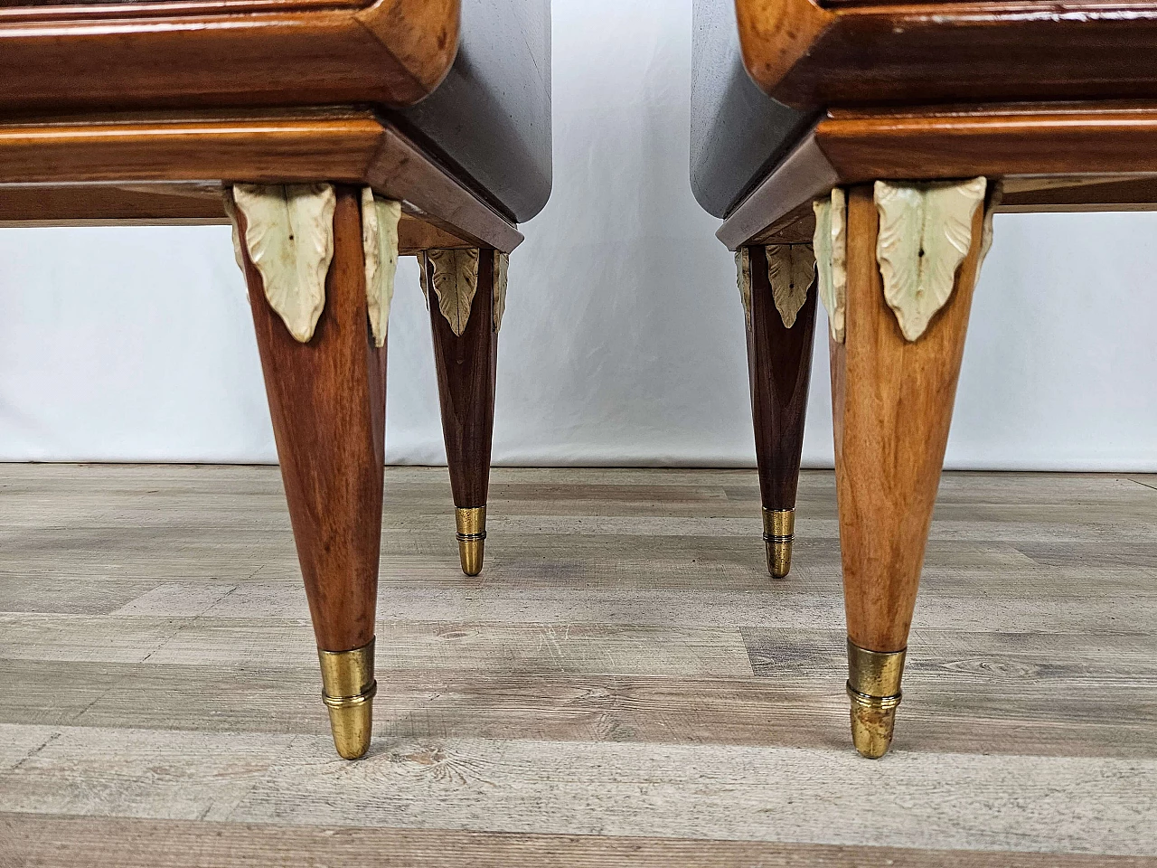 Pair of walnut and maple bedside tables with glass shelf, 1950s 30