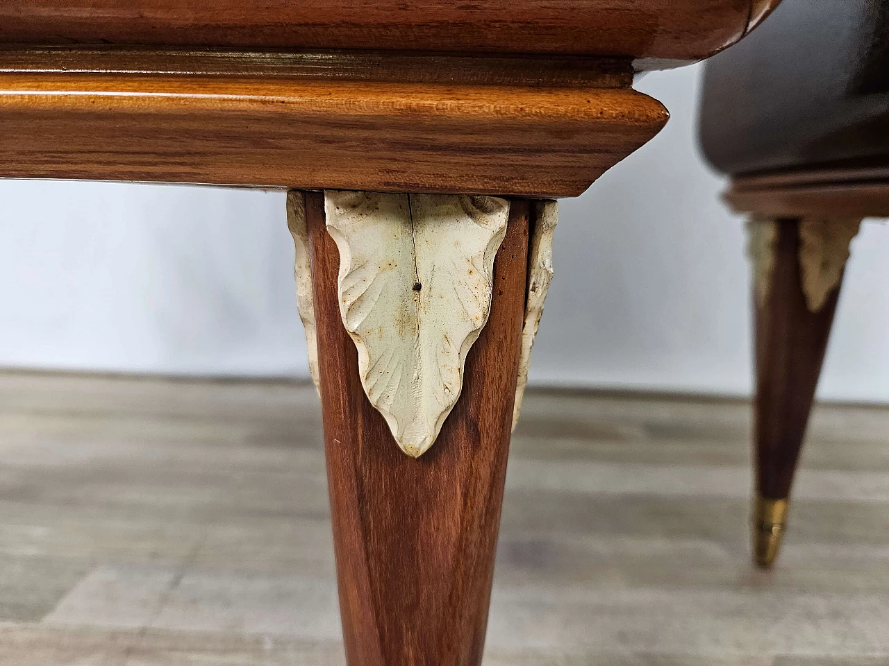 Pair of walnut and maple bedside tables with glass shelf, 1950s 32