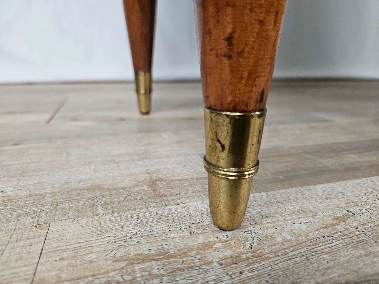 Pair of walnut and maple bedside tables with glass shelf, 1950s 34