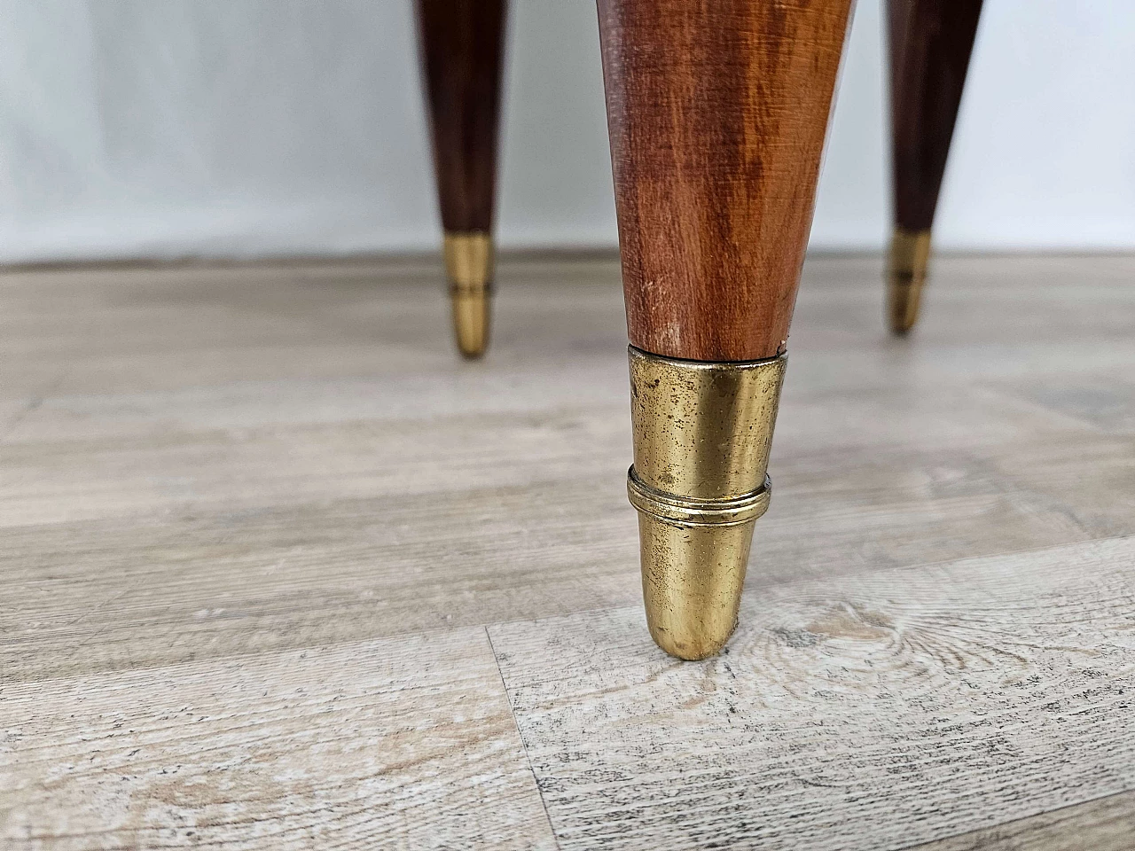 Pair of walnut and maple bedside tables with glass shelf, 1950s 35