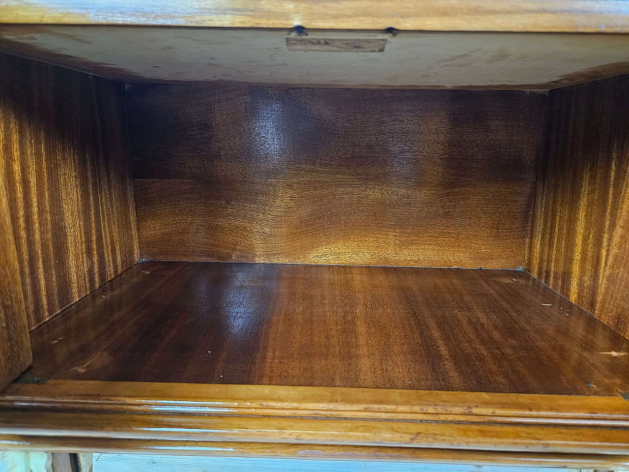 Pair of walnut and maple bedside tables with glass shelf, 1950s 37