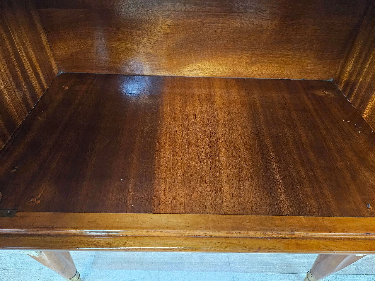 Pair of walnut and maple bedside tables with glass shelf, 1950s 38