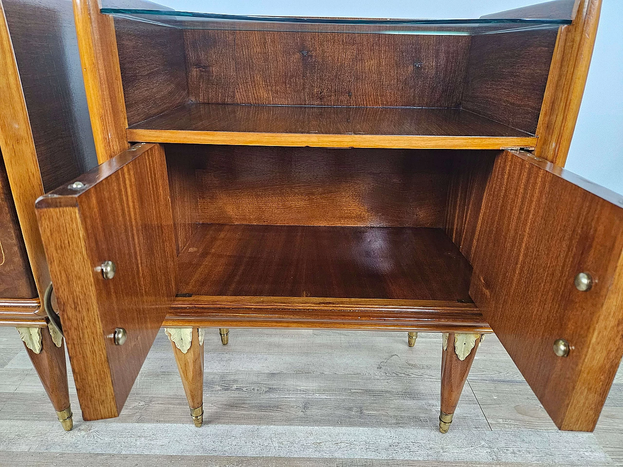 Pair of walnut and maple bedside tables with glass shelf, 1950s 41