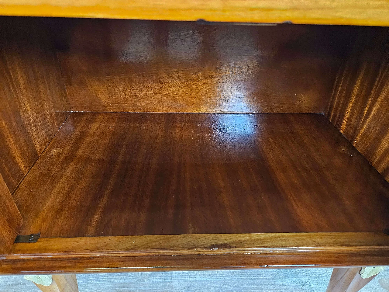 Pair of walnut and maple bedside tables with glass shelf, 1950s 42