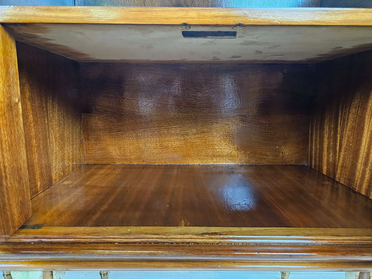 Pair of walnut and maple bedside tables with glass shelf, 1950s 43