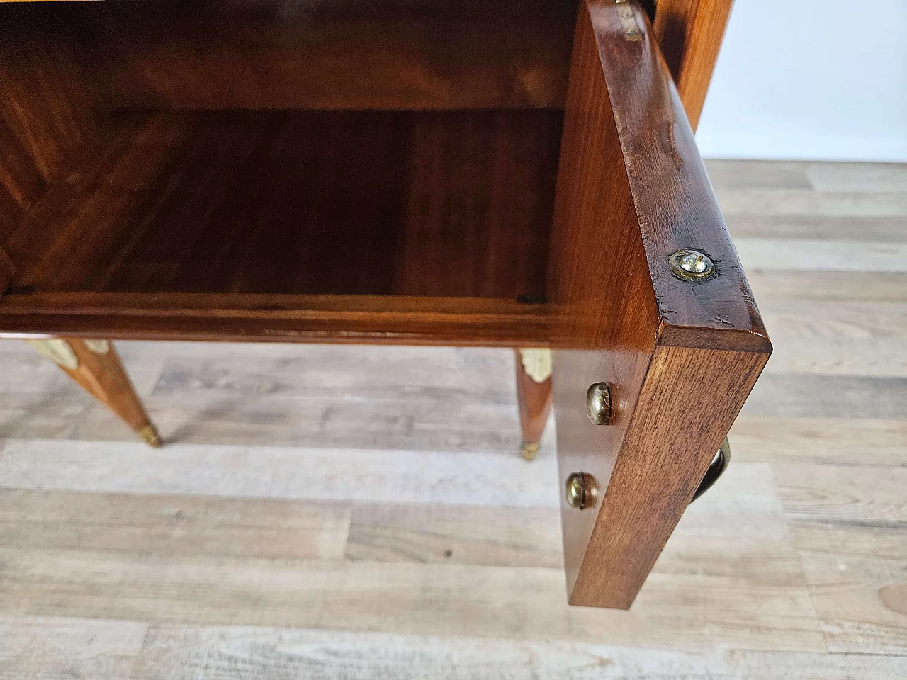 Pair of walnut and maple bedside tables with glass shelf, 1950s 45