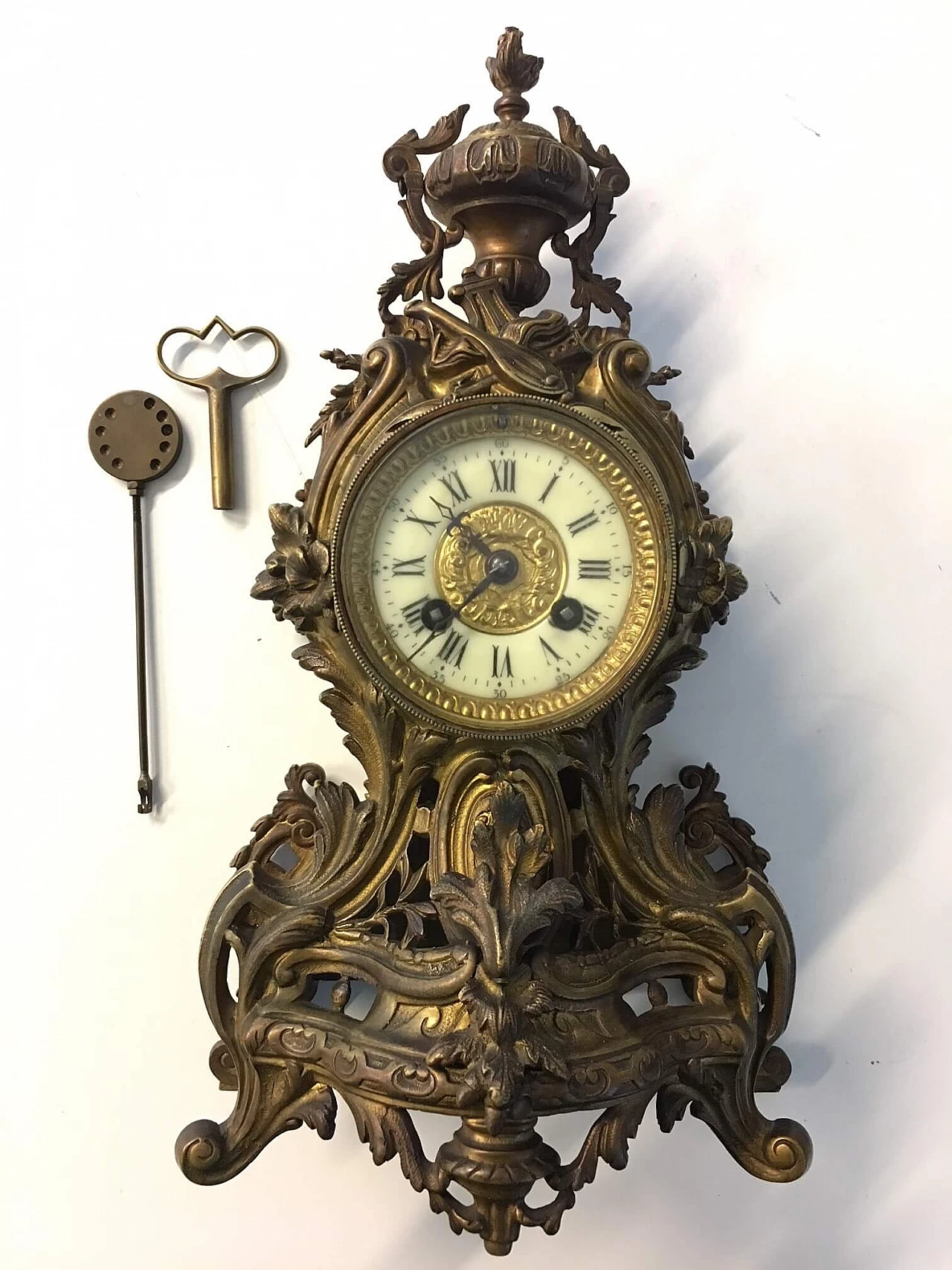 Baroque-style table clock in gilded and chiselled bronze, 1950s 1