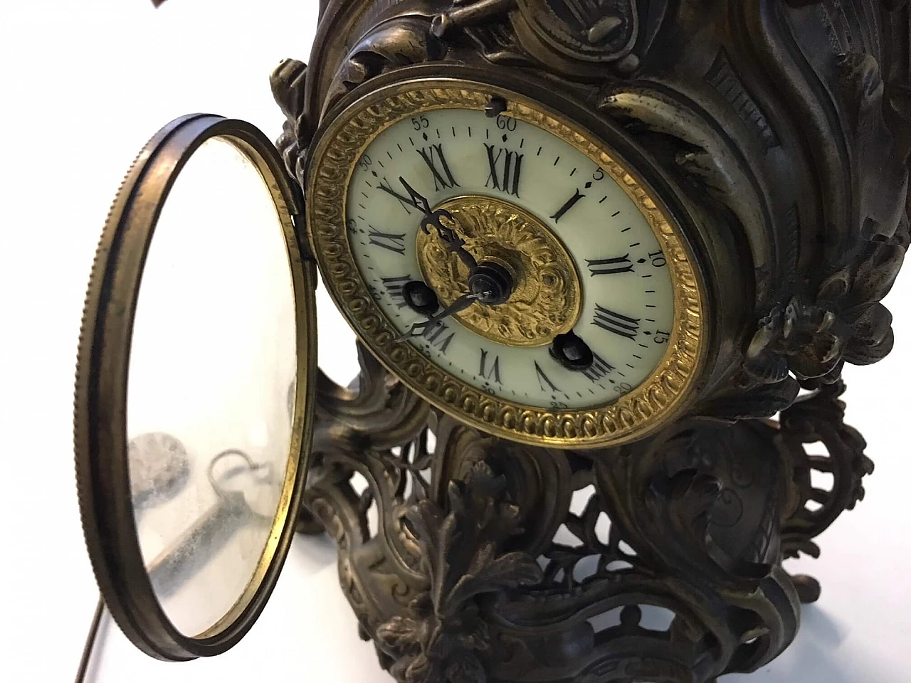 Baroque-style table clock in gilded and chiselled bronze, 1950s 4