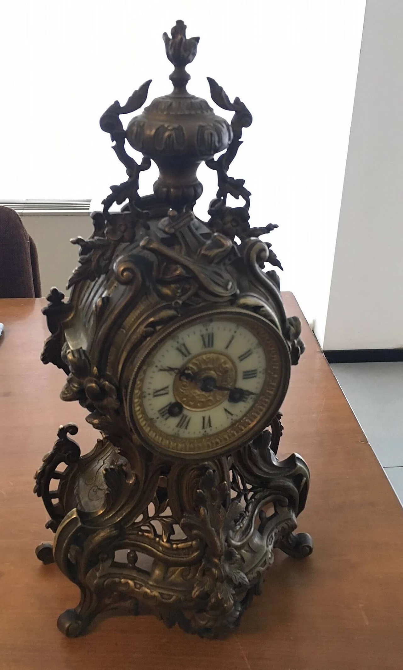 Baroque-style table clock in gilded and chiselled bronze, 1950s 6