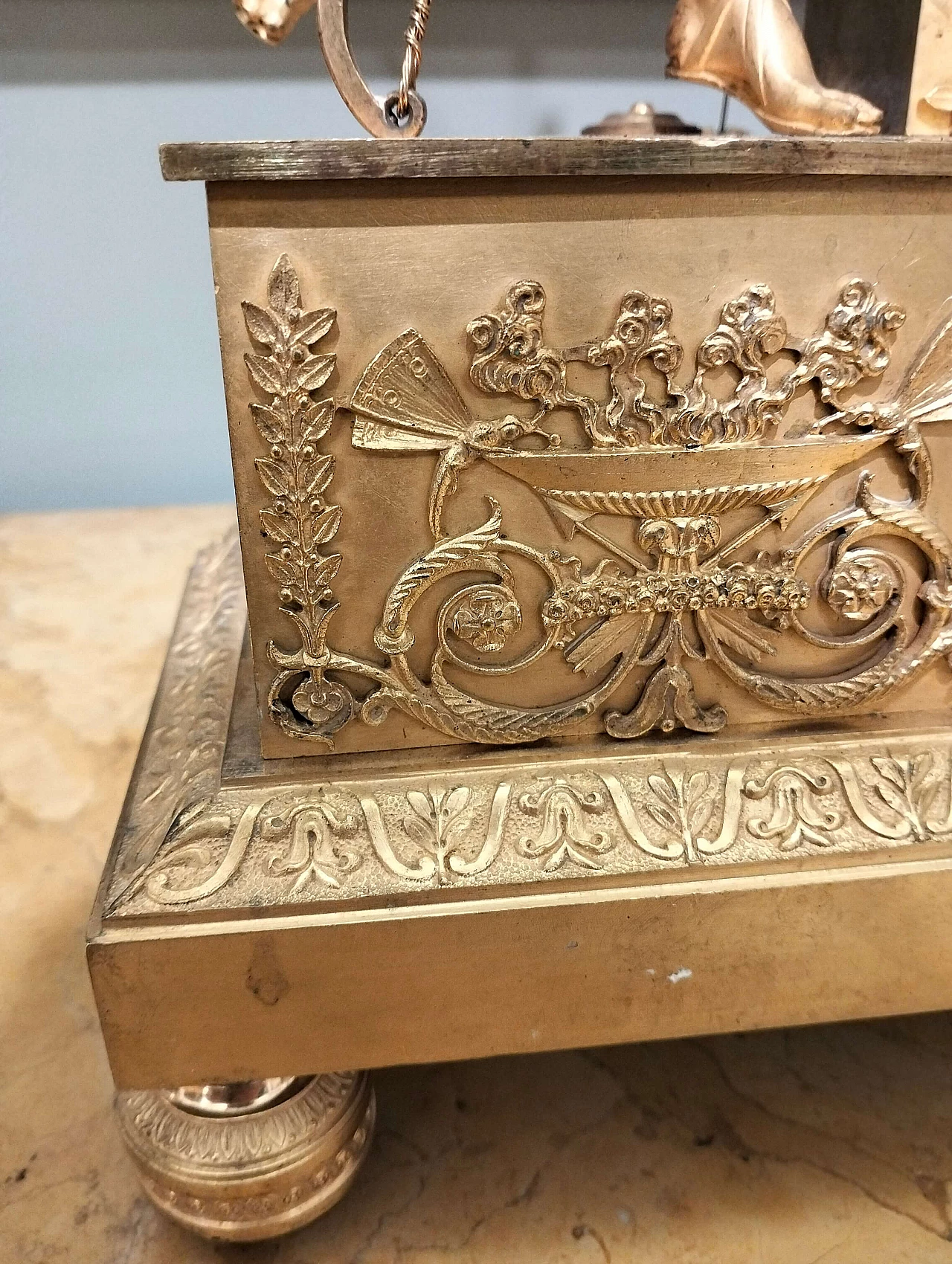 Gilt bronze Empire clock with winged figure, 19th century 8