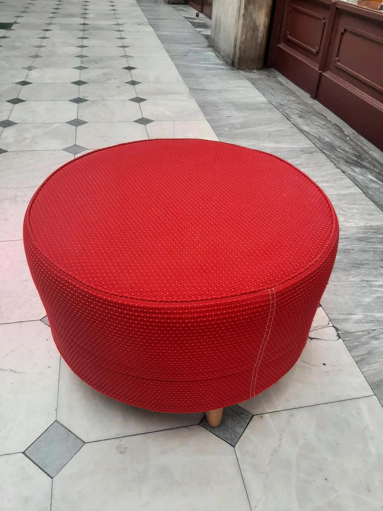 Pouf rotondo in tessuto rosso con gambe in legno di Moroso, anni '90 2