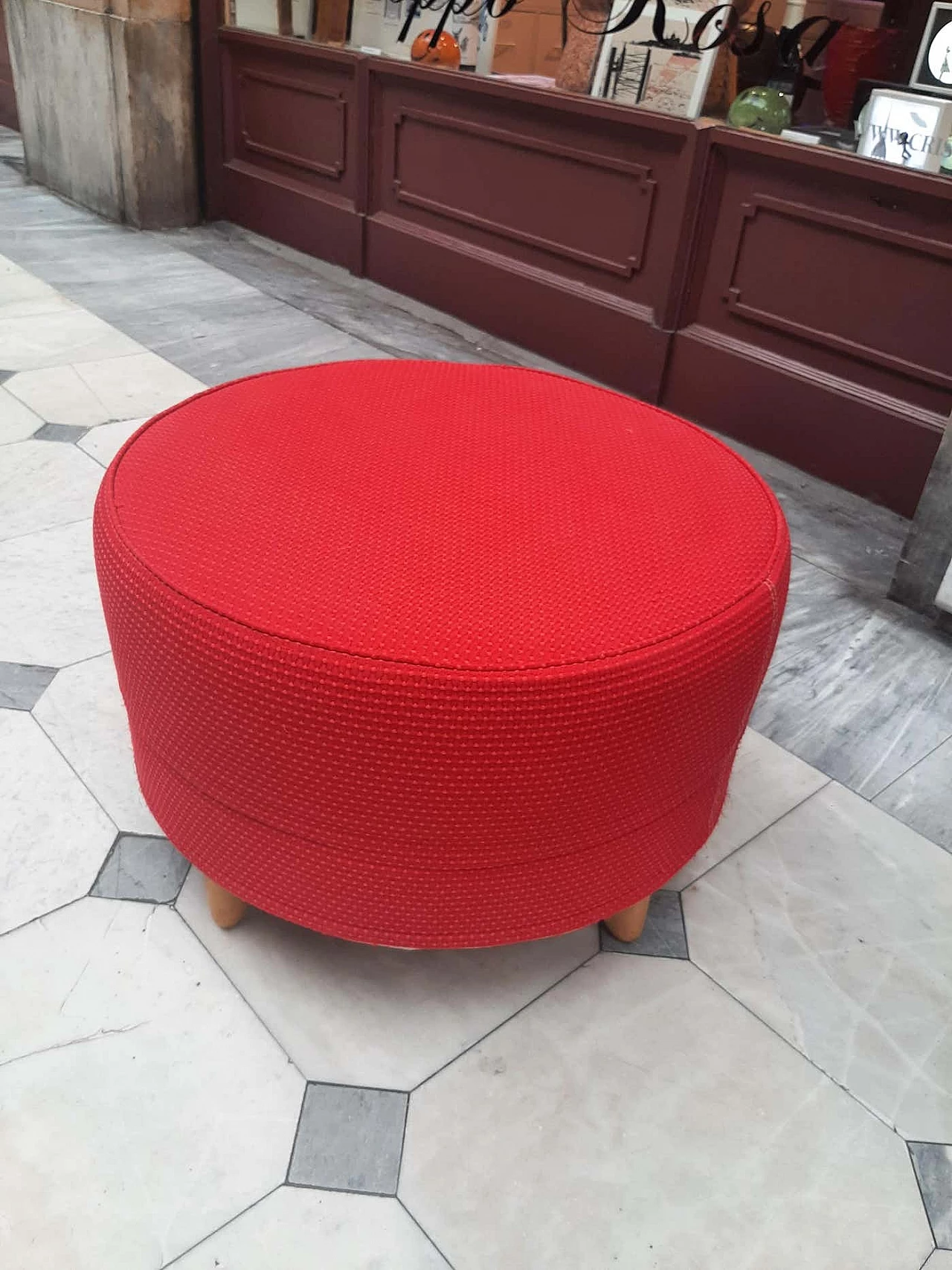 Pouf rotondo in tessuto rosso con gambe in legno di Moroso, anni '90 3