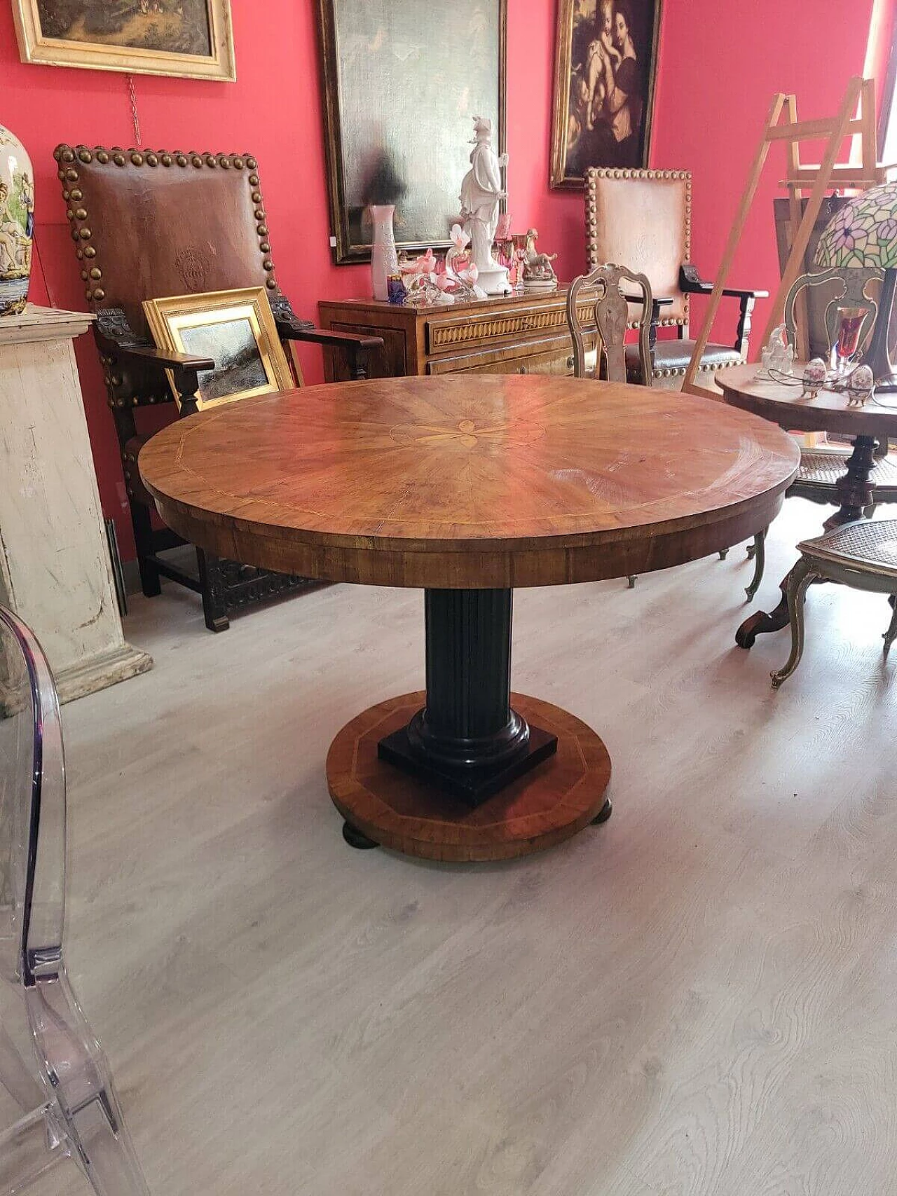 Empire round table panelled in walnut with maple inlay, early 19th century 3