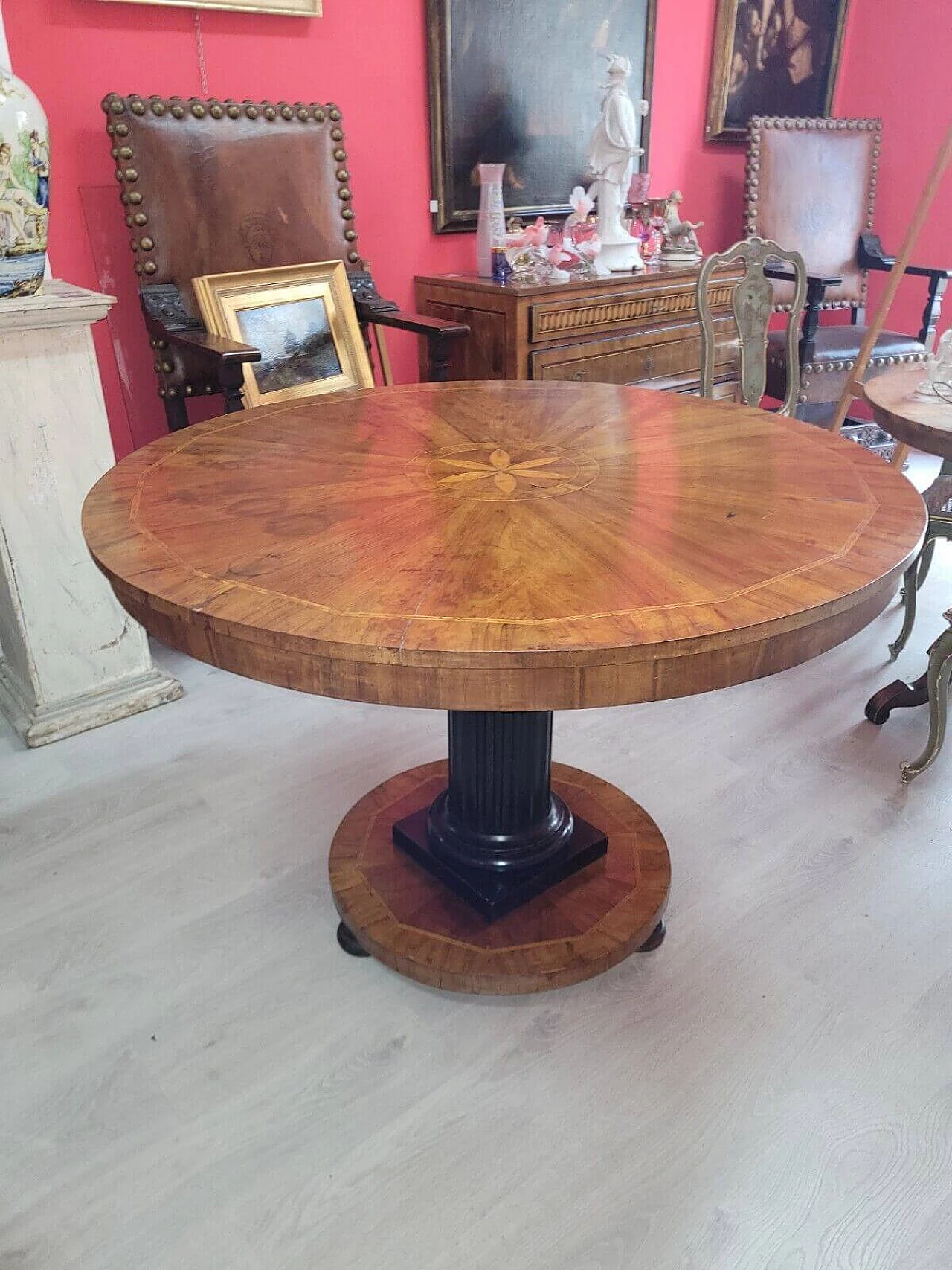 Empire round table panelled in walnut with maple inlay, early 19th century 9