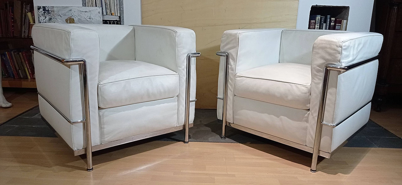 Pair of white hammered leather LC 2 armchairs by Le Corbusier, P. Jeanneret, C. Perriand for Alivar, 1980s 6