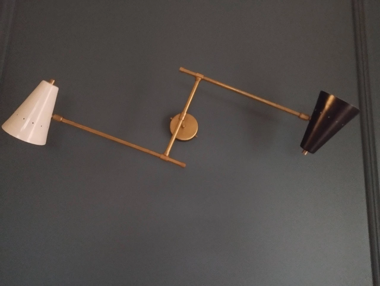 Lacquered aluminium and brass wall sconce in the style of Stilnovo 4