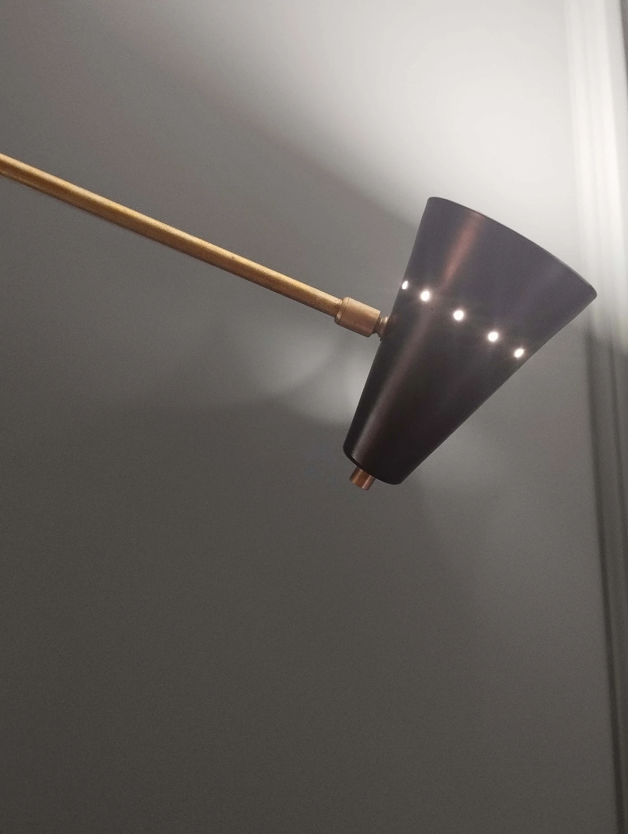 Lacquered aluminium and brass wall sconce in the style of Stilnovo 5